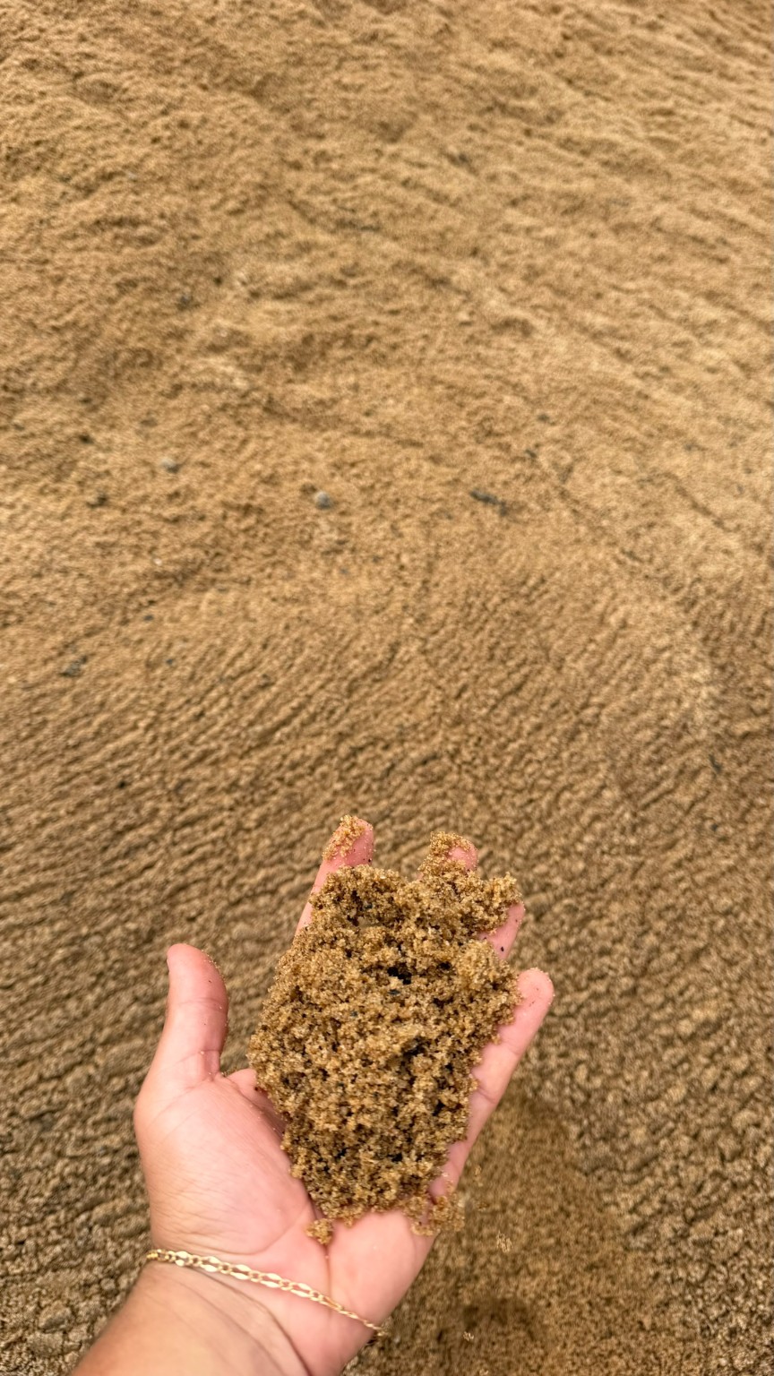 Areia na mão, mostrando a textura do material